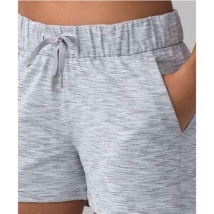 Lululemon On The Fly Short 2.5" Wee Are From Space Ice Grey Alpine White / Grey